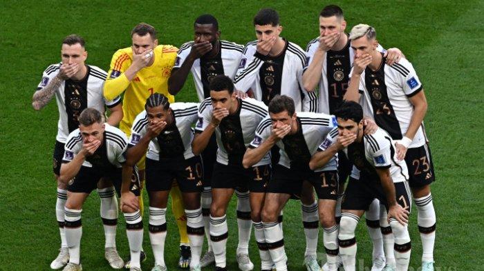 Para pemain Timnas Jerman menutup mulut saat berpose untuk berfoto dalam laga sepak bola Grup E Piala Dunia 2022 Qatar antara Jerman melawan Jepang di Stadion Internasional Khalifa, di Doha, Qatar, Rabu (23/11/2022) waktu setempat.