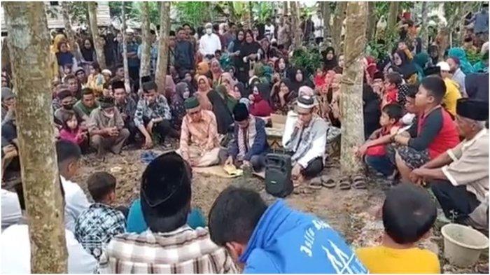 Pelayat ikut mengantarkan dan mendoakan jenazah Artoni, Kades Kuala 12 Tulung Selapan OKI ke pemakaman, Sabtu (30/7/2022). Artoni tewas dibunuh ditikam 7 lubang, Jumat (29/7/2022).