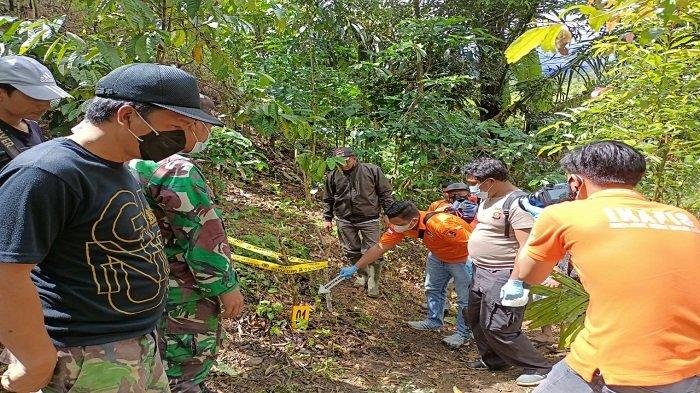 Polisi melakukan Olah TKP Pembunuhan bocah SMP di kebun Kopi Desa Pematang Danau Kecamatan Sindang Danau