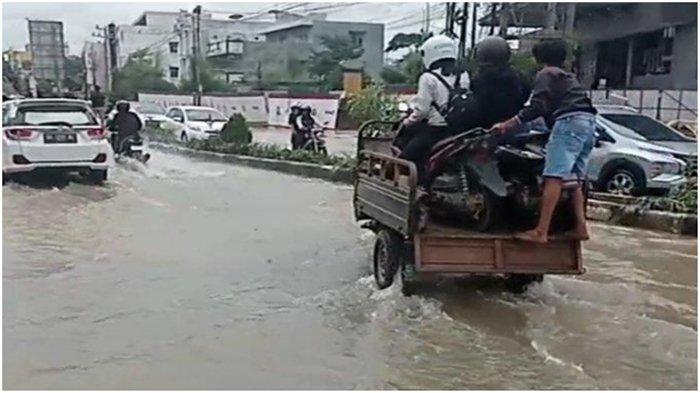 Penyebab banjir di Palembang, Jalan R Sukamto depan Hotel Harper menjadi kawasan yang mengalami banjir cukup parah pada Kamis (6/10/2022).
