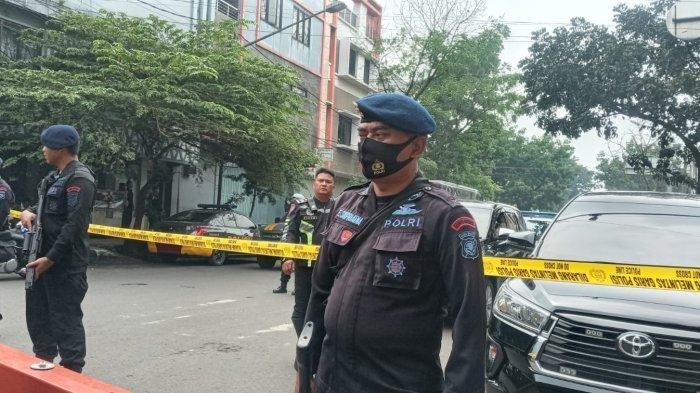 Polisi menutup akses jalan raya menuju Mapolsek Astana Anyar menyusul ledakan bom bunuh diri, Rabu (7/12/2022).