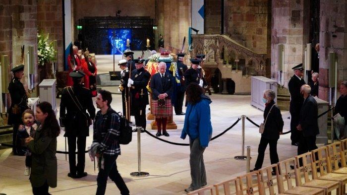 Raja Charles III, Anne, Andrew dan Edward telah menjaga ketat peti mati sang ratu di Katedral ST. Giles.