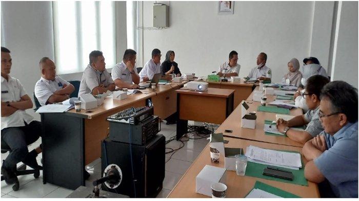 Pemkab Muba dalam hal ini Dinas Tenaga Kerja dan Transmigrasi (Disnakertrans) Muba melaksanakan rapat pleno Dewan Pengupahan Kabupaten Muba membahas kenaikan UMK Musi Banyuasin 2023, Rabu (30/11/2022).