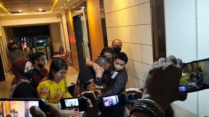 Roy Suryo dipapah dua kuasa hukumnya usai diperiksa Selama 12 Jam dalam kasus unggahan meme stupa Candi Borobudur di Polda Metro Jaya, Jumat (22/7/2022) malam.