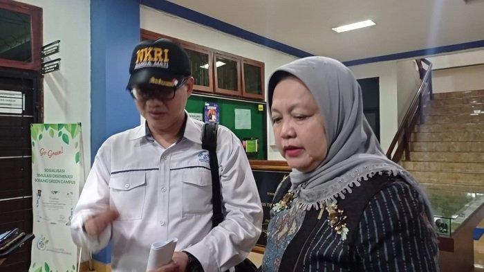 Wakil Rektor III Dr. Hamidah,M.Ag didampingi Ketua Tim Investigasi Pencari Fakta, sekaligus Wakil Dekan III Fakultas FISIP UIN Raden Fatah Palembang, Dr Kun Budianto saat memberikan keterangan di Gedung Rektorat Kampus A UIN Raden Fatah Palembang, Selasa (4/10/2022).