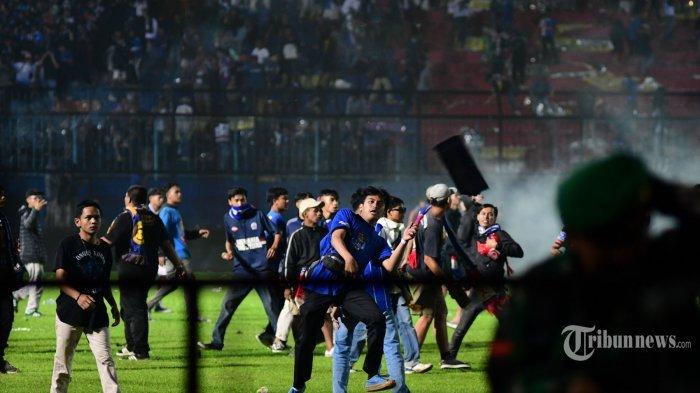 Suporter Arema FC, Aremania turun ke stadion usai laga Arema FC melawan Persebaya Surabaya dalam lanjutan Liga 1 2022 di Stadion Kanjuruhan, Kabupaten Malang, Sabtu (1/10/2022). Aremania meluapkan kekecewaannya dengan turun dan masuk kedalam stadion usai tim kesayangannya kalah melawan Persebaya Surabaya dengan skor 2-3.