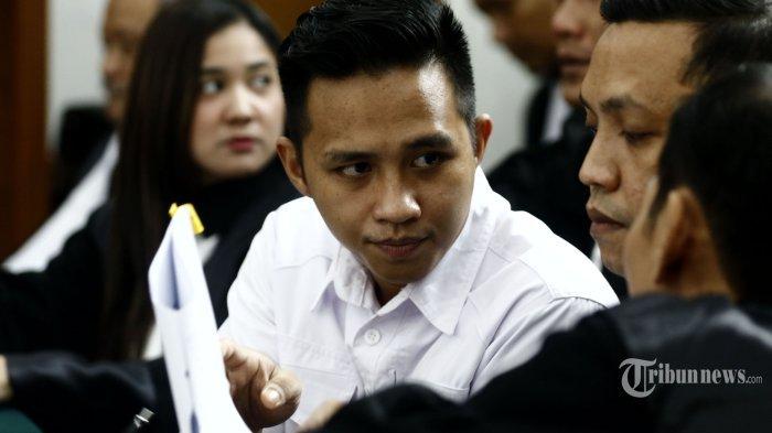 Terdakwa Bharada Richard Eliezer atau Bharada E berbincang dengan penasihat hukumnya saat menghadiri sidang lanjutan kasus pembunuhan berencana Brigadir Nofriansyah Yosua Hutabarat atau Brigadir J di Pengadilan Negeri Jakarta Selatan, Jakarta, Senin (7/11/2022). Agenda persidangan kali ini adalah pemeriksaan sejumlah saksi dari jaksa penuntut umum (JPU). Bharada E mengungkapkan di dalam mobil Ferdy Sambo dan Putri Candrawathi selalu tersedia senjata dan tas amunisi dan diletakkan di beberapa tempat.