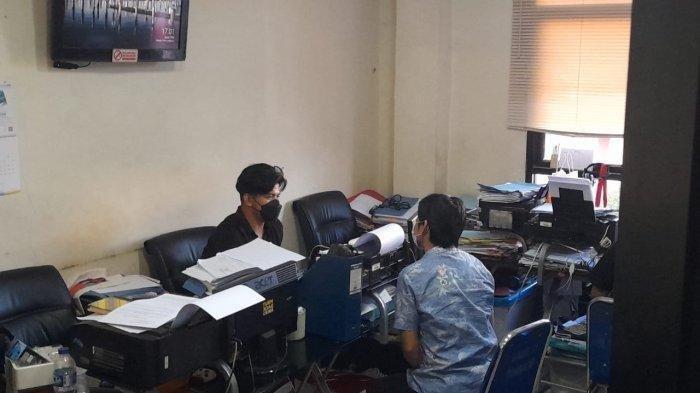 Urip Saputra (40) saat ini terus diperiksa oleh penyidik Polres Bogor usai menyerahkan diri pada Jumat (18/11/2022). Kapolres Bogor AKBP Iman Imanuddin menyebut Urip membuat skenario kematiannya secara rapih dengan mempersiapkan segala sesuatunya agar kematian dipercaya.