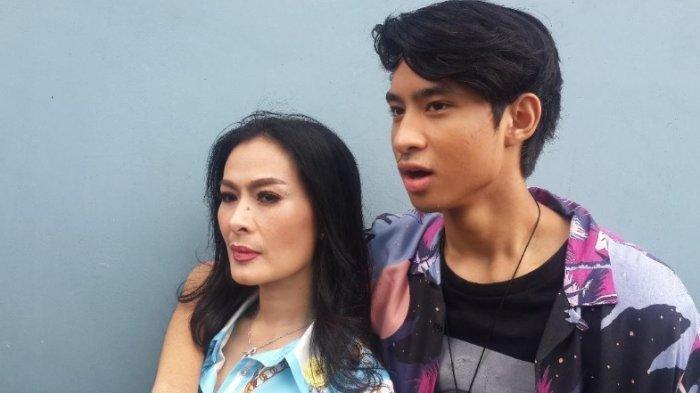 Iis Dahlia dan Devano Danendra saat menghadiri sebuah acara di kawasan Tendean, Jakarta Selatan, Selasa (19/3/2019). Dapat Jajan 20 Juta Sebulan, Anak Iis Dahlia Ketahuan Belikan Cewek Misterius HP Puluhan Juta