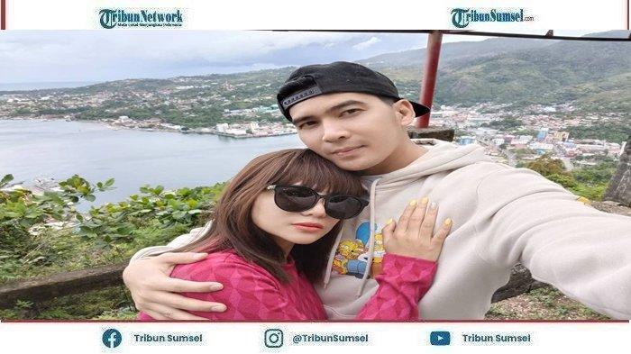Dinar Candy dan Ridho Ilahi terkejut saat ibu dari Ridho Ilahi yaitu Arlinda Trisnawati mendatangi keduanya saat asyik di kolam renang, Rabu(8/12/2021).