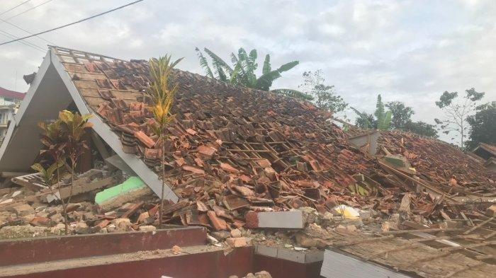 Penampakan SD Negeri Sukamaju I di Desa Benjot, Kecamatan Cugenang, Kabupaten Cianjur setelah musibah gempa bumi.