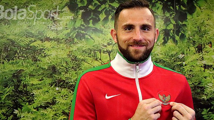 Pemain Bhayangkara FC, IIija Spasojevic, berbaju timnas Indonesia.
