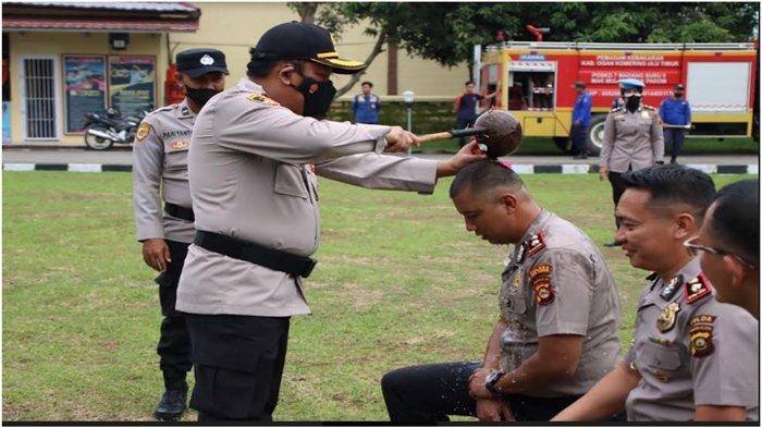 Proses mandi kembang usai upacara kenaikan pangkat terhadap 100 personel gabungan Polres OKU Timur dan Yon C Brimob Polda Sumse di Mapolres OKU Timur, Sabtu (1/1/2021).