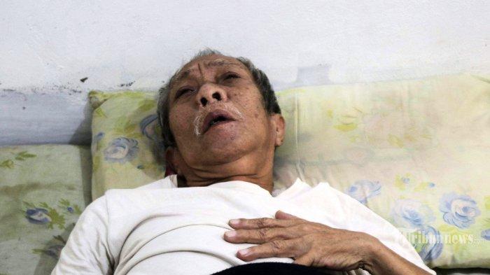 Pak Ogah, pengisi suara boneka Si Unyil yang tengah terbaring sakit saat dijenguk oleh musisi Ressa Herlambang di kediamannya di Jatiasih, Bekasi, Jawa Barat, Senin (31/5/2021). Kedatangan Ressa Herlambang untuk membantu kebutuhan Pak Ogah yang saat ini terbentur masalah ekonomi karena sakit penyumbatan pembuluh darah di otak. Selain membantu, Ressa Herlambang juga memberikan semangat untuk Pak Ogah agar bisa sembuh dan berkarya lagi. Tribunnews/Herudin