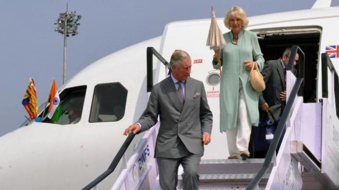 Pangeran Charles dan Camilla Parker-Bowles, terlihat menuruni tangga pesawat saat tiba di Kochi, India, Senin (11/11/2013).