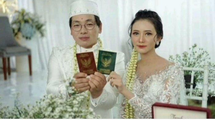 Pengantin wanita bernama Puput warga Subah, Batang, Jawa Tengah yang menikah dengan Lee Minho, pria asal Korea, Seoul.