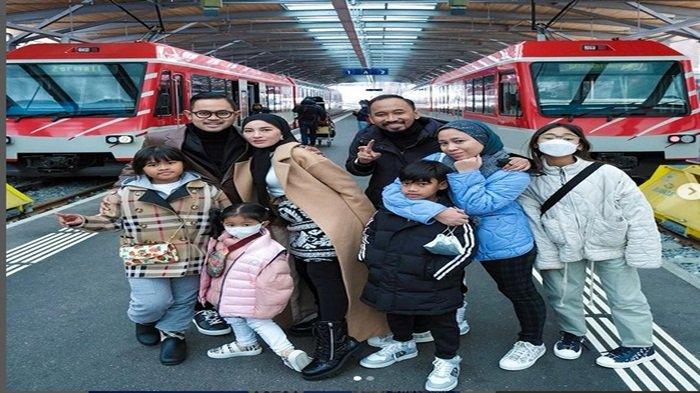 Shandy Purnamasari mengunggah postingan bersama keluarganya