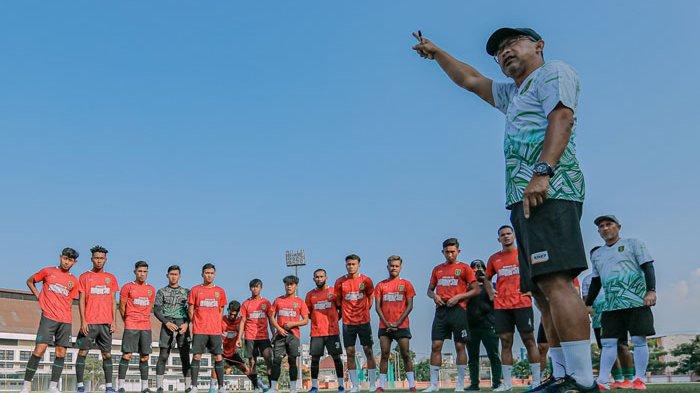 Aji Santoso memimpin latihan Persebaya Surabaya. Tim Bajul Ijo dijadwalkan akan melakoni pertandingan lawan Aream FC pada Liga 1 2022-2023 di Stadion Kanjuruhan, Kabupaten Malang, 1 Oktober 2022