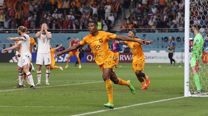 Bek Inter Milan Denzel Dumfries tampil mengkilat di laga Belanda vs Amerika Serikat. 1 gol dan 2 assist darinya mengantarkan Oranje ke babak 8 Besar Piala Dunia 2022