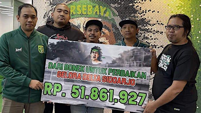Bonek yang diwakili empat tribun menyerahkan hasil penggalangan donasi kepada manajemen Persebaya.
