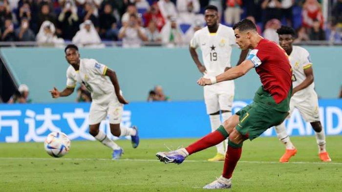 Cristiano Ronaldo mencetak gol dari tendangan penalti di laga Portugal vs Ghana di Piala Dunia 2022. Ia sekaligus mencatatkan rekor sebagai pemain yang mencetak gol di 5 edisi Piala Dunia