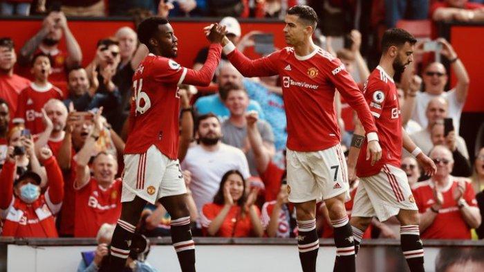 Penyerang Manchester United, Cristiano Ronaldo merayakan gol yang diciptakannya lawan Norwich City dalam laga Liga Inggris di Stadion Old Trafford, Sabtu (16/4/2022).