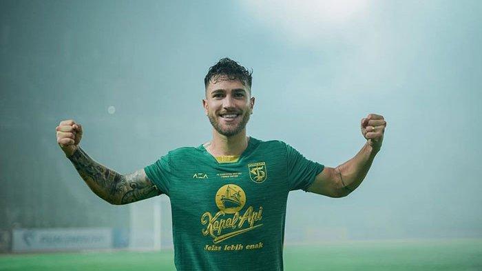 Higor Vidal saat mengenakan jersey Persebaya Surabaya di Liga 1 2022-2023. Gelandang asal Brasil itu kini sudah dilepas Bajul Ijo dan berstatus bebes transfer