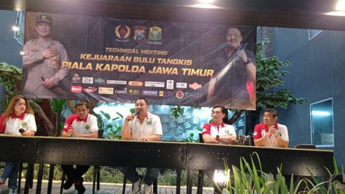 Ketua Pengprov PBSI Jatim, Tonny Wahyudi (tengah) saat pertemuan teknik kejuaraan bulutangkis Piala Kapolda Jawa Timur 2022 yang dijadwalkan berlangsung di GOR Sudirman Surabaya, 11-18 Juli 2022