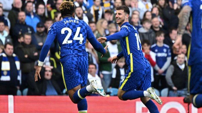 Mason Mount dan Reece James merayakan gol di laga melawan Leeds United, Kamis (12/5/2022)