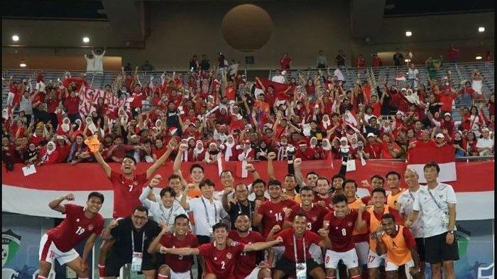 Timnas Indonesia saat merayakan kemenangan atas Kuwait di laga perdana Piala Asia 2023.
