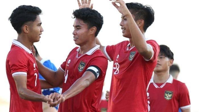 Pemain Timnas U-20 merayakan gol di laga uji coba melawan Moldova, Senin (1/11)