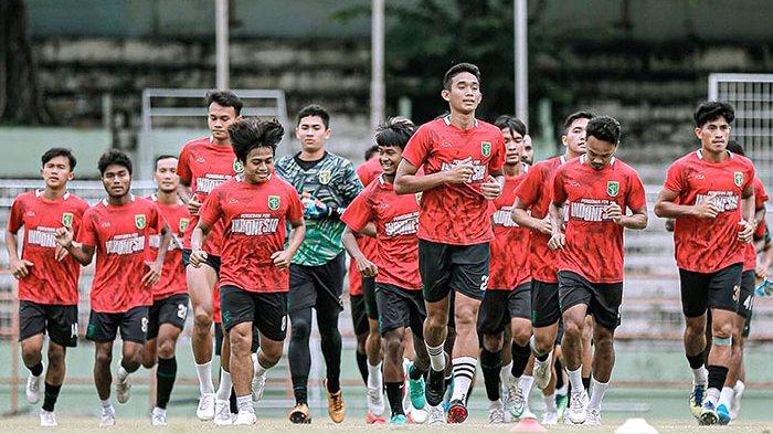 Persebaya Surabaya menjalani latihan saat kelanjutan Liga 1 2022-2023 belum ada kejelasan kalan dimulai. Pelatih Persebaya, Aji Santoso kurang sepakat dengan wacana lanjutan Liga 1 2022-2023 digelar dengan sistem klaster atau bubble dan tanpa penonton