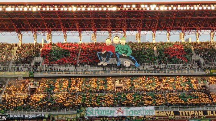 Puluhan ribu Bonek saat memberi dukungan Persebaya vs Persis Solo di Stadion Gelora Bung Tomo (GBT) Surabaya, Minggu (22/5/2022). Bonek sedang menanti laga Bajul Ijo vs Persita Tangerang di Liga 1 2022-2023