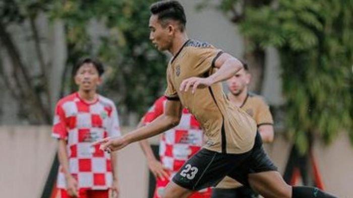 Rizky Ridho saat laga uji coba Persebaya lawan Pasuruan United