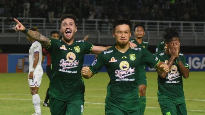 Sho Yamamoto merayakan golnya pada laga Persebaya vs Persita Tangerang di Stadion Gelora Bung Tomo (GBT) Surabaya, Senin (1/8/2022)