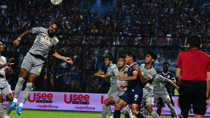 Striker Persebaya Silvio Junior menanduk bola saat melawan Arema FC dalam laga lanjutan BRI Liga 1 2022 di Stadion Kanjuruhan, Kabupaten Malang, Sabtu (1/10/2022). Striker asal Brasil itu membuat satu dan membuka gol Bajul Ijo