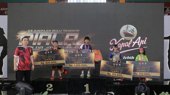 Ketua panitia pelaksana (Panpel) bulutangkis Piala Kapolda Jatim 2022 sekaligus Wakil Ketua 1 Pengprov PBSI Jatim, Ferry Gunawan Ketua (kiri) saat menyerahkan ke pemenang di GOR Sudirman Surabaya, Minggu (17/7/2022).