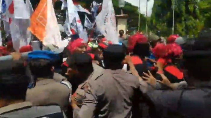 Aksi buruh di Tuban yang tergabung dengan PT FSPMI di PT Industri Kemasan Semen Gresik (IKSG), Kecamatan Jenu, ricuh hingga beberapa orang diamankan, Senin (15/8/2022).
