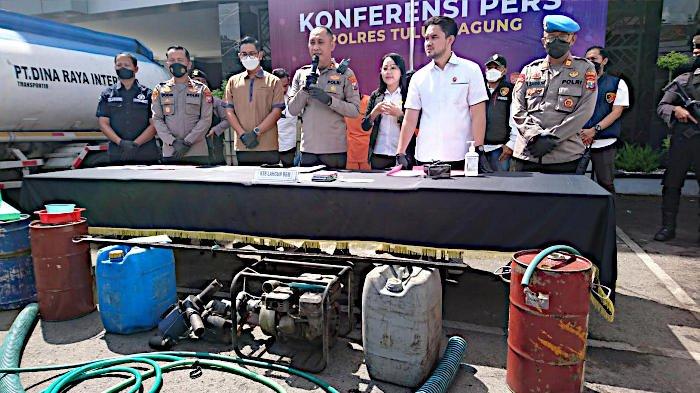 Kapolres Tulungagung, AKBP Eko Hartanto memperlihatkan barang bukti mobil tangki dan aneka alat dalam ungkap kasus penyelewengan solar bersubsidi, Rabu (30/11/2022).