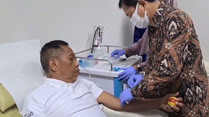 Dokter Terawan saat memberikan suntikan ke komedian Tukul Arwana.