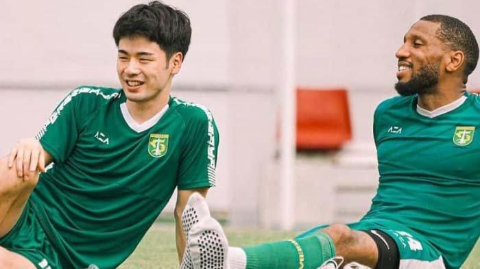 Alie Sesay dan Taisei Marukawa saat masih berseragam Persebaya Surabaya di Liga 1 2021-2022