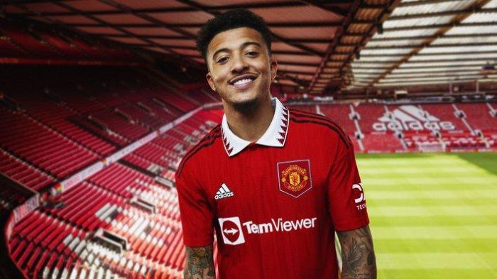 Jadon Sancho menjadi model jersey kandang baru Manchester United (UM 2022 - 2023).