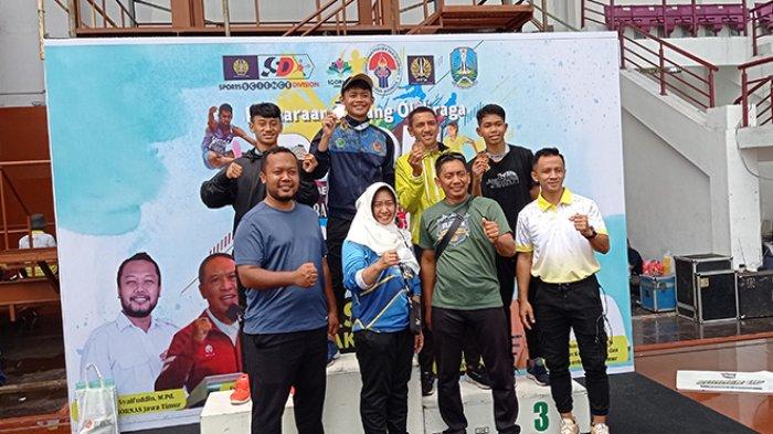 Para juara atletik Kejuaraan Desain Besar Olahraga Nasional (DBON) 2022 di lapangan THOR Suraaya menerima medali, Rabu (7/12/2022).