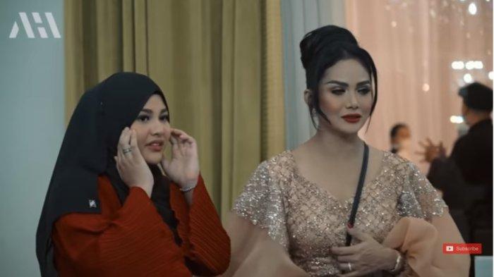 Krisdayanti (kanan) dan putrinya Aurel Hermansyah (kiri)