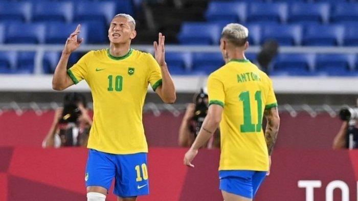 Richarlison (kiri) saat membela Timnas Brasil di sepak bola Olimpiade Tokyo 2020.