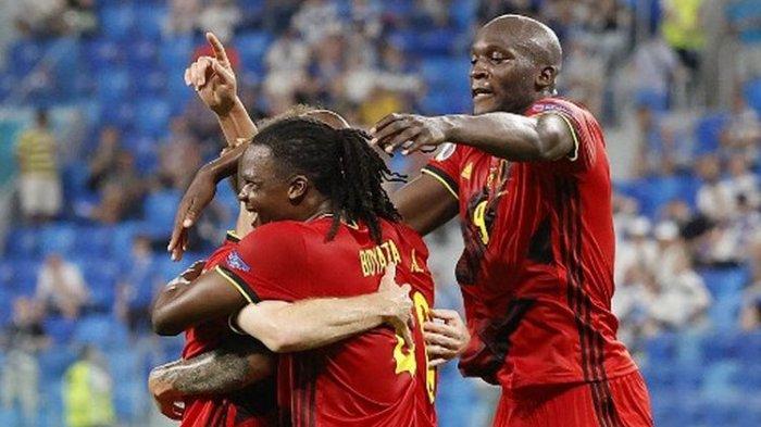 Rumelu Lukaku (kanan) merayakan gol bersama Timnas Belgia saat menang 2-0 atas Finlandia di Grup B Piala Erop atau EURO 2020.
