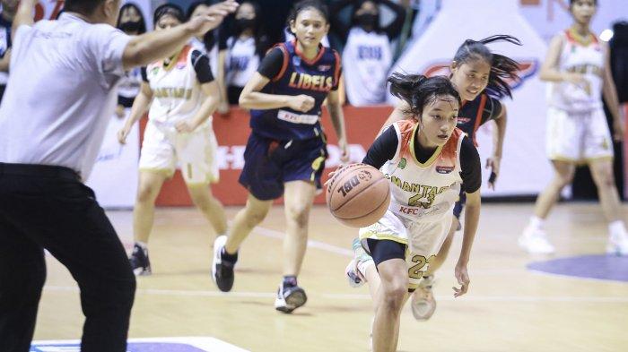 Kapten tim basket putri SMAN 1 Waru Saviera Eva Novelia tampil sebagai pendulang poin tertinggi bagi timnya saat mengalahkan SMAN 15 Surabaya pada laga Honda DBL with KFC 2022 Seri Surabaya, di DBL Arena, Rabu (14/9/2022).