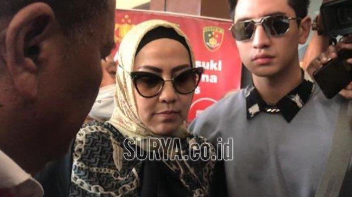 Venna Melinda saat menjalani pemeriksaan sebagai korban dugaan KDRT yang dilakukan suaminya, Ferry Irawan, Kamis (12/1/2023).