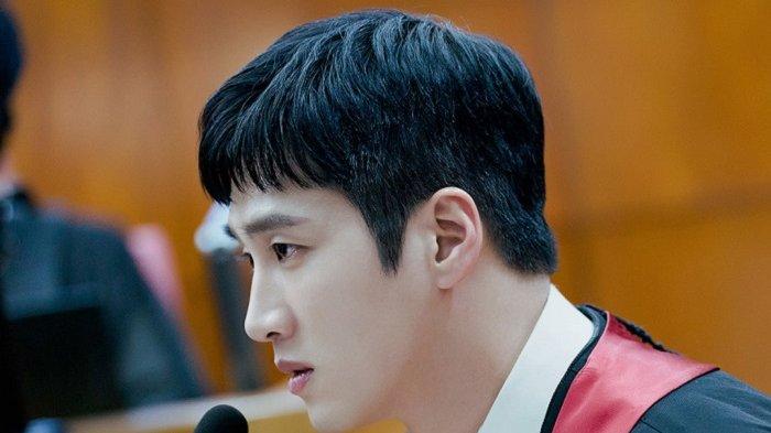 Aktor Korea Ahn Bo Hyun berperan sebagai jaksa dalam drama Korea Military Prosecutor Doberman.