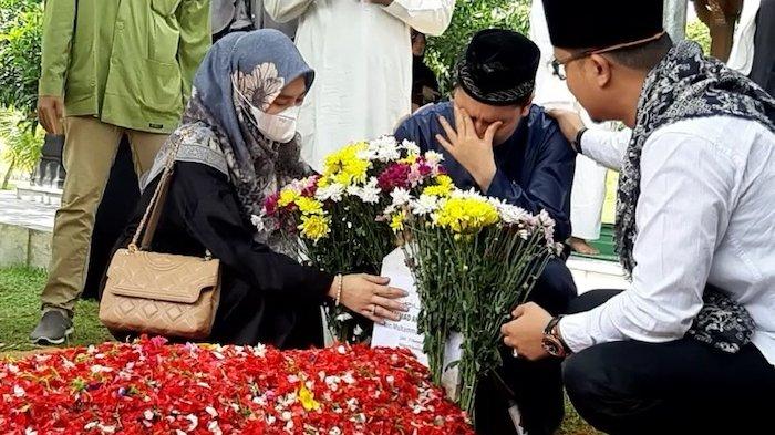 Alvin Faiz menangis di atas makam sang adik, Ameer Azzikra